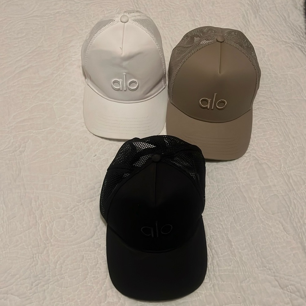 Alo Yoga cap in white